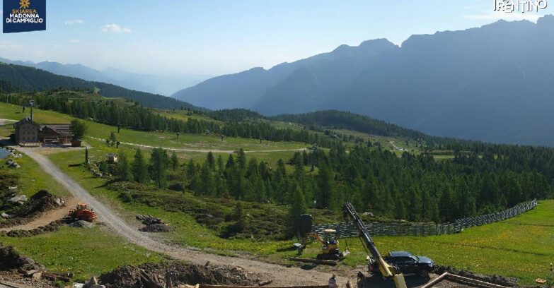 Webcam Madonna di Campiglio (Skiarea Campiglio Dolomiti di Brenta - Val di Sole Val Rendena) - Rifugio Viviani
