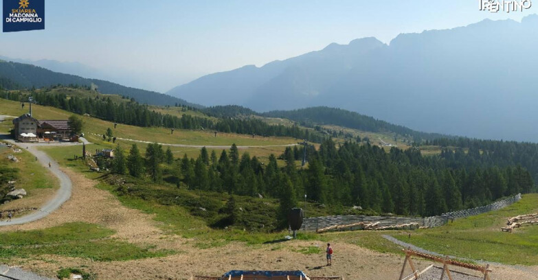 Webcam Madonna di Campiglio (Skiarea Campiglio Dolomiti di Brenta - Val di Sole Val Rendena) - Rifugio Viviani