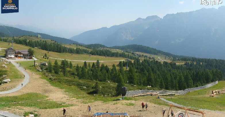 Webcam Madonna di Campiglio (Skiarea Campiglio Dolomiti di Brenta - Val di Sole Val Rendena) - Rifugio Viviani