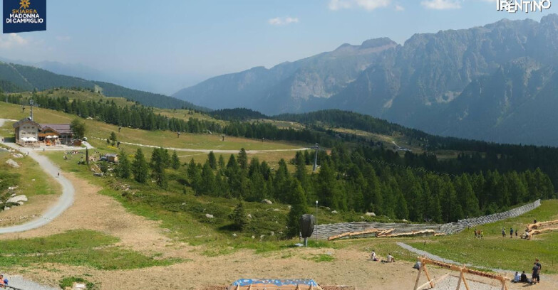 Webcam Madonna di Campiglio (Skiarea Campiglio Dolomiti di Brenta - Val di Sole Val Rendena) - Rifugio Viviani