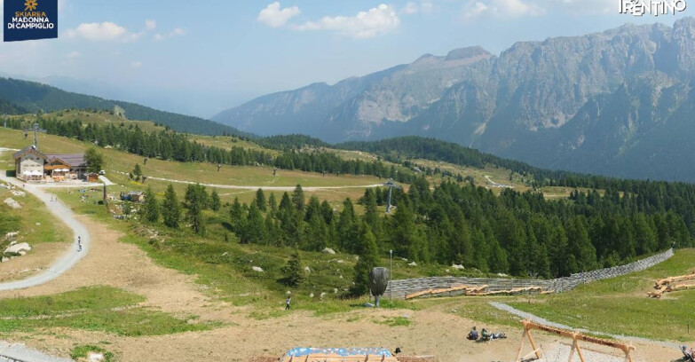 Webcam Madonna di Campiglio (Skiarea Campiglio Dolomiti di Brenta - Val di Sole Val Rendena) - Rifugio Viviani