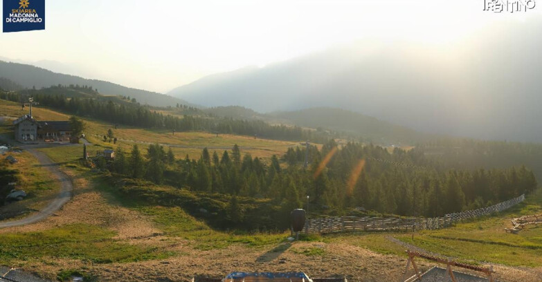 Webcam Madonna di Campiglio (Skiarea Campiglio Dolomiti di Brenta - Val di Sole Val Rendena) - Rifugio Viviani