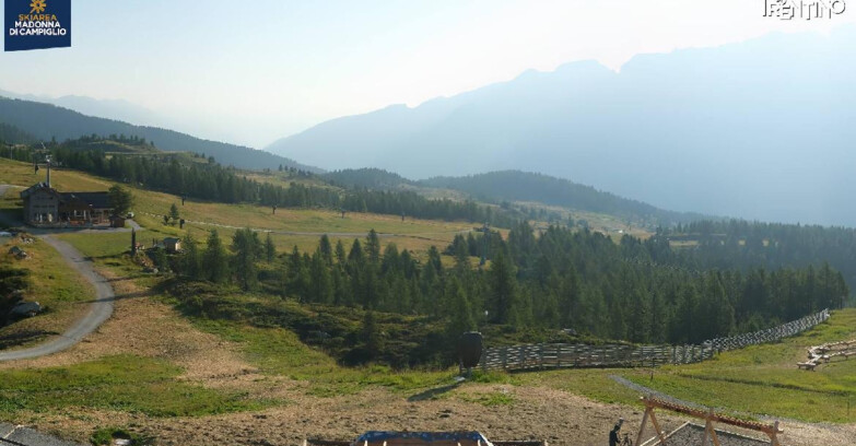 Webcam Madonna di Campiglio (Skiarea Campiglio Dolomiti di Brenta - Val di Sole Val Rendena) - Rifugio Viviani