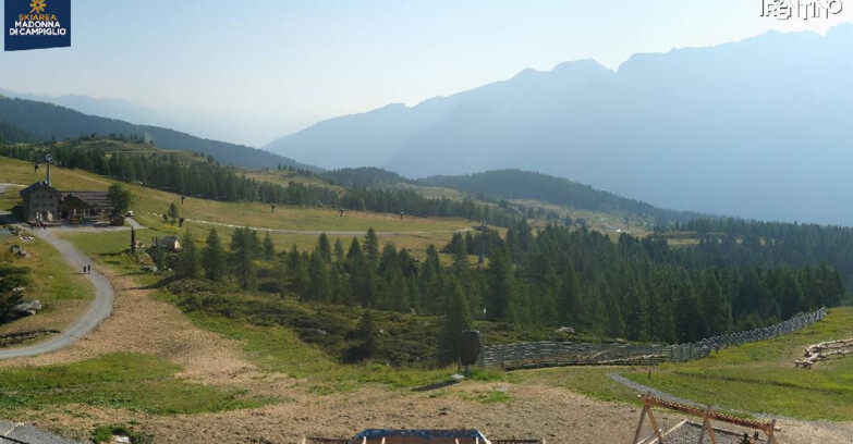 Webcam Madonna di Campiglio (Skiarea Campiglio Dolomiti di Brenta - Val di Sole Val Rendena) - Rifugio Viviani