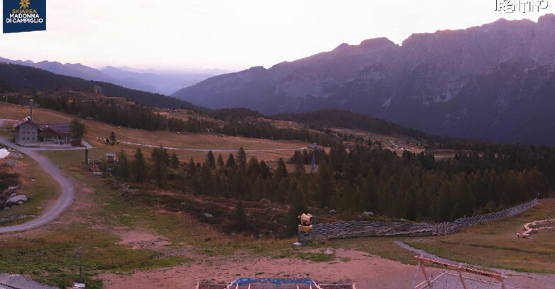 Webcam Madonna di Campiglio (Skiarea Campiglio Dolomiti di Brenta - Val di Sole Val Rendena) - Rifugio Viviani
