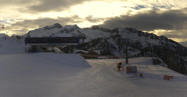 Webcam Skiarea Campiglio Dolomiti di Brenta Val di Sole Val Rendena - Seggiovia Orso Bruno 