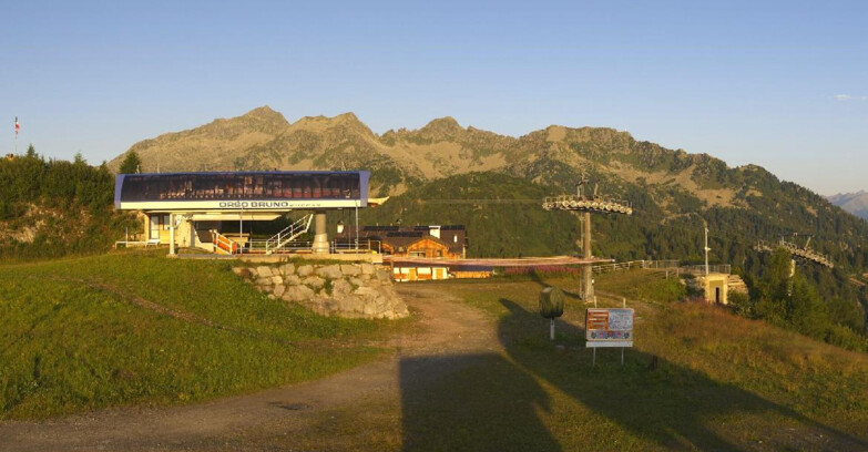 Webcam Skiarea Campiglio Dolomiti di Brenta Val di Sole Val Rendena - Seggiovia Orso Bruno 