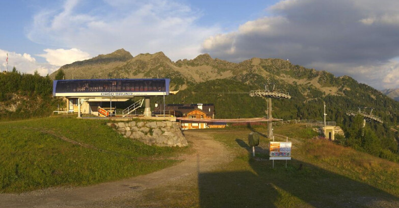 Webcam Skiarea Campiglio Dolomiti di Brenta Val di Sole Val Rendena - Seggiovia Orso Bruno 