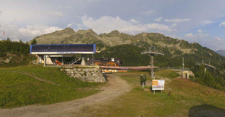 Webcam Skiarea Campiglio Dolomiti di Brenta Val di Sole Val Rendena - Seggiovia Orso Bruno 