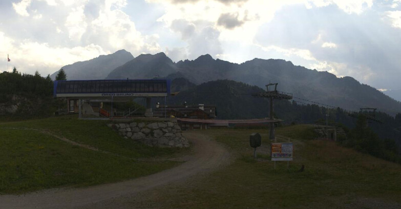 Webcam Ski area Campiglio Dolomiti di Brenta Val di Sole Val Rendena - Seggiovia Orso Bruno 