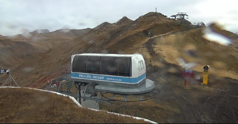 Webcam Pozza di Fassa-Aloch-Buffaure  - Pala del Geiger, sullo sfondo il Pordoi