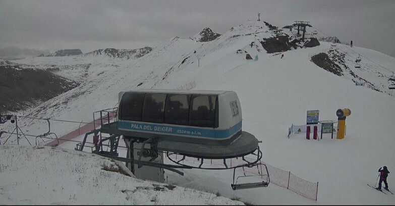 Webcam Pozza di Fassa-Aloch-Buffaure  - Pala del Geiger, sullo sfondo il Pordoi