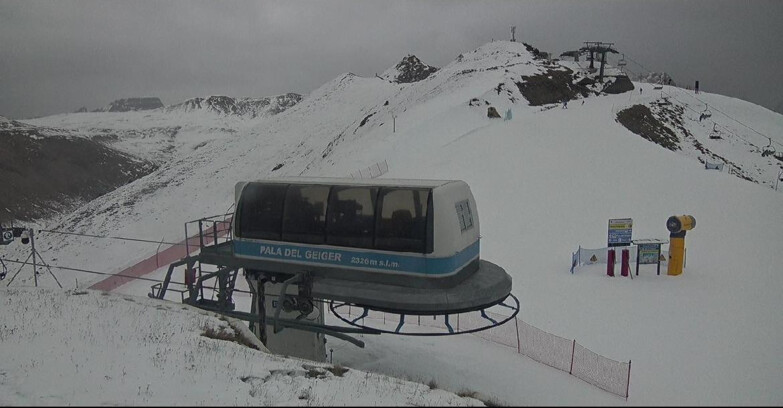 Webcam Pozza di Fassa-Aloch-Buffaure  - Pala del Geiger, sullo sfondo il Pordoi