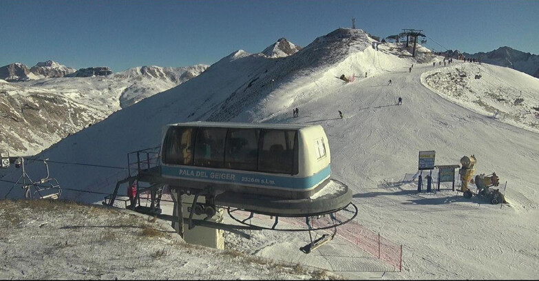 Webcam Pozza di Fassa-Aloch-Buffaure  - Pala del Geiger, sullo sfondo il Pordoi