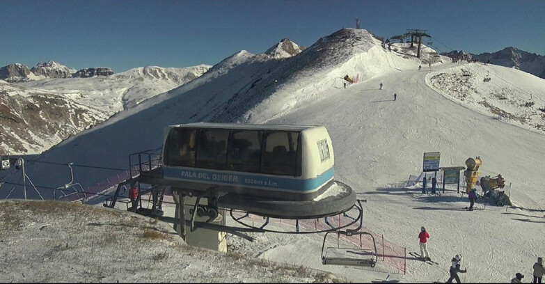 Webcam Pozza di Fassa-Aloch-Buffaure  - Pala del Geiger, sullo sfondo il Pordoi