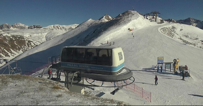 Webcam Pozza di Fassa-Aloch-Buffaure  - Pala del Geiger, sullo sfondo il Pordoi