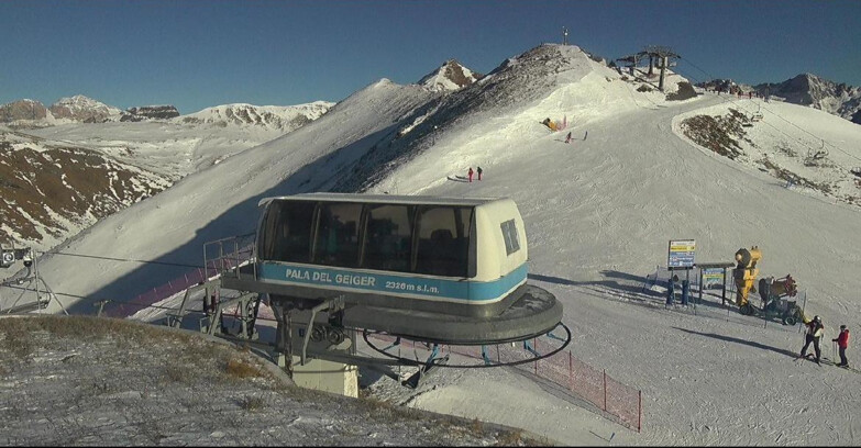 Webcam Pozza di Fassa-Aloch-Buffaure  - Pala del Geiger, sullo sfondo il Pordoi