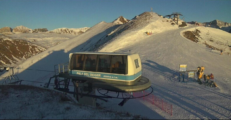 Webcam Pozza di Fassa-Aloch-Buffaure  - Pala del Geiger, sullo sfondo il Pordoi