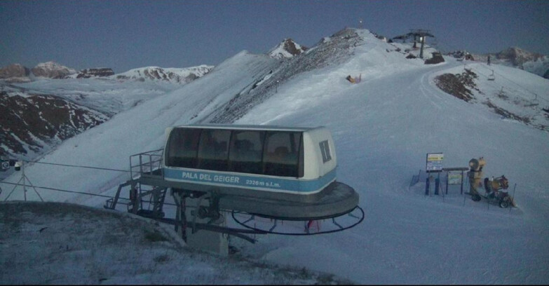 Webcam Pozza di Fassa-Aloch-Buffaure  - Pala del Geiger, sullo sfondo il Pordoi