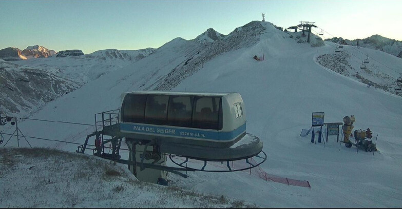 Webcam Pozza di Fassa-Aloch-Buffaure  - Pala del Geiger, sullo sfondo il Pordoi