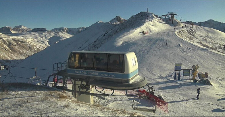 Webcam Pozza di Fassa-Aloch-Buffaure  - Pala del Geiger, sullo sfondo il Pordoi