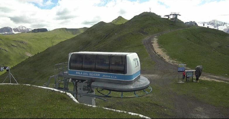 Webcam Pozza di Fassa-Aloch-Buffaure  - Pala del Geiger, sullo sfondo il Pordoi