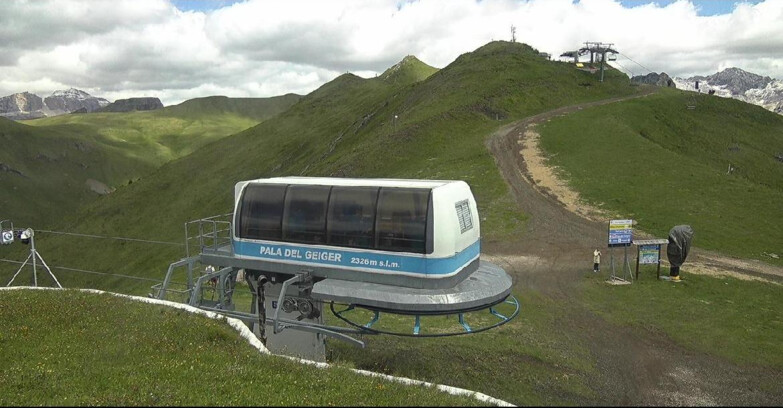 Webcam Pozza di Fassa-Aloch-Buffaure  - Pala del Geiger, sullo sfondo il Pordoi