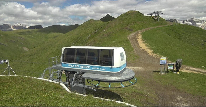 Webcam Pozza di Fassa-Aloch-Buffaure  - Pala del Geiger, sullo sfondo il Pordoi