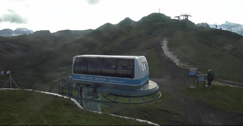 Webcam Поцца-ди-Фасса-Алок-Буффор  - Pala del Geiger, sullo sfondo il Pordoi