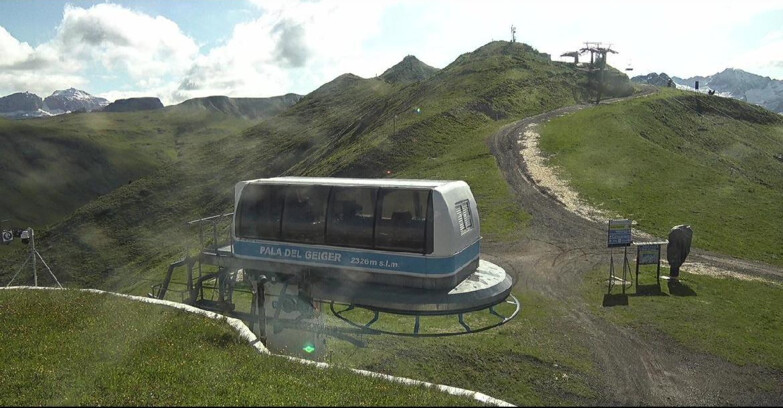 Webcam Pozza di Fassa-Aloch-Buffaure  - Pala del Geiger, sullo sfondo il Pordoi
