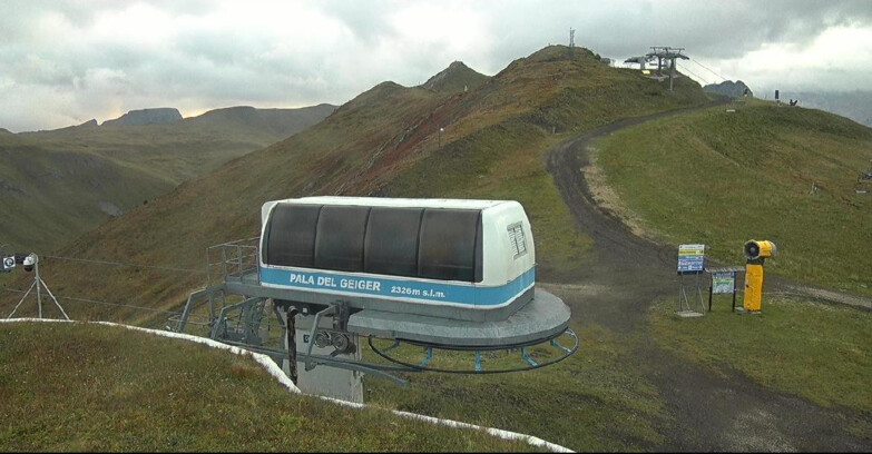 Webcam Pozza di Fassa-Aloch-Buffaure - Pala del Geiger, sullo sfondo il Pordoi
