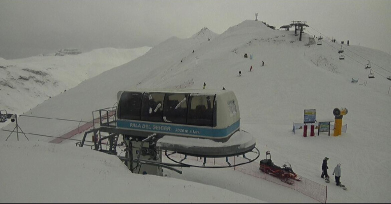 Webcam Pozza di Fassa-Aloch-Buffaure  - Pala del Geiger, sullo sfondo il Pordoi