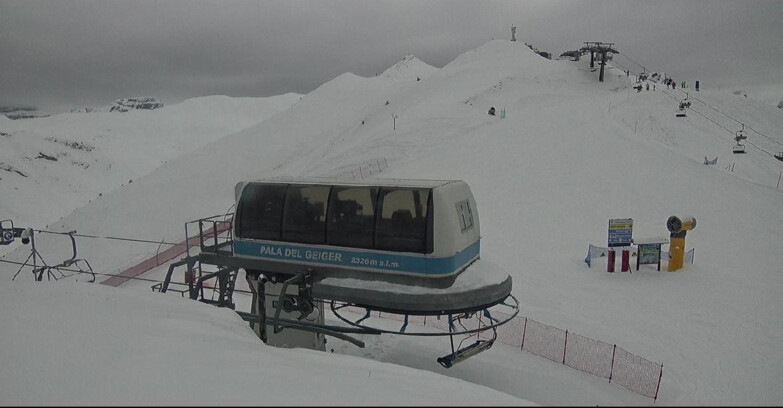 Webcam Pozza di Fassa-Aloch-Buffaure  - Pala del Geiger, sullo sfondo il Pordoi