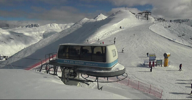 Webcam Pozza di Fassa-Aloch-Buffaure  - Pala del Geiger, sullo sfondo il Pordoi