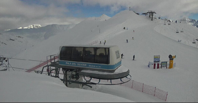 Webcam Pozza di Fassa-Aloch-Buffaure  - Pala del Geiger, sullo sfondo il Pordoi