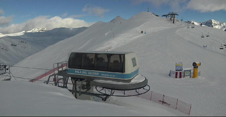 Webcam Pozza di Fassa-Aloch-Buffaure  - Pala del Geiger, sullo sfondo il Pordoi