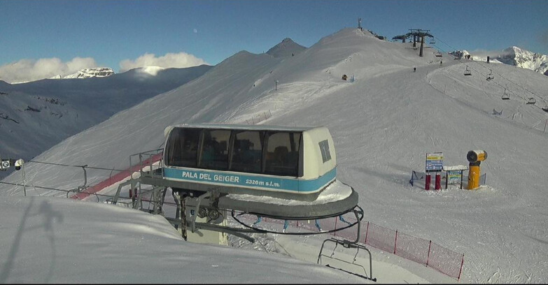Webcam Pozza di Fassa-Aloch-Buffaure  - Pala del Geiger, sullo sfondo il Pordoi