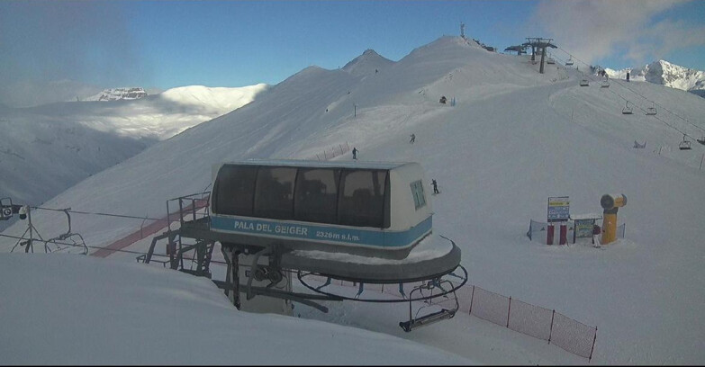 Webcam Pozza di Fassa-Aloch-Buffaure  - Pala del Geiger, sullo sfondo il Pordoi