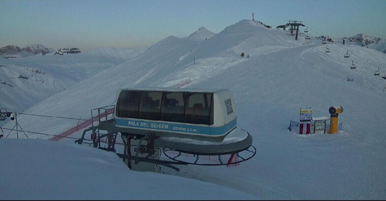 Webcam Pozza di Fassa-Aloch-Buffaure  - Pala del Geiger, sullo sfondo il Pordoi
