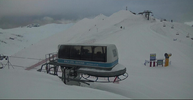 Webcam Pozza di Fassa-Aloch-Buffaure  - Pala del Geiger, sullo sfondo il Pordoi
