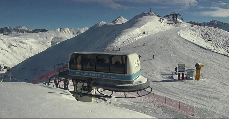 Webcam Pozza di Fassa-Aloch-Buffaure  - Pala del Geiger, sullo sfondo il Pordoi