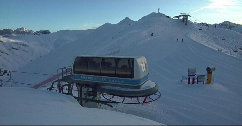 Webcam Поцца-ди-Фасса-Алок-Буффор  - Pala del Geiger, sullo sfondo il Pordoi