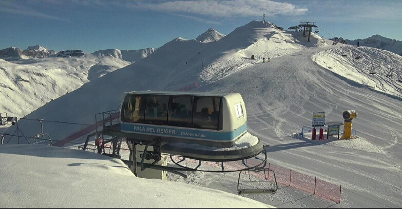 Webcam Pozza di Fassa-Aloch-Buffaure  - Pala del Geiger, sullo sfondo il Pordoi