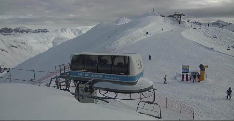 Webcam Pozza di Fassa-Aloch-Buffaure - Pala del Geiger, sullo sfondo il Pordoi