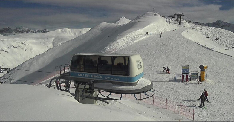 Webcam Pozza di Fassa-Aloch-Buffaure - Pala del Geiger, sullo sfondo il Pordoi