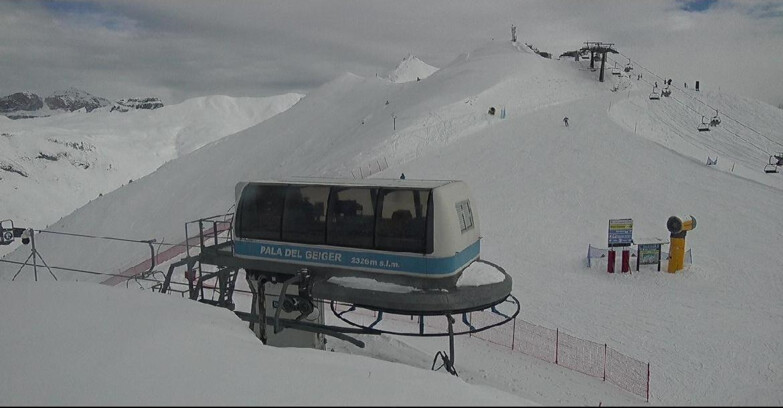 Webcam Pozza di Fassa-Aloch-Buffaure - Pala del Geiger, sullo sfondo il Pordoi