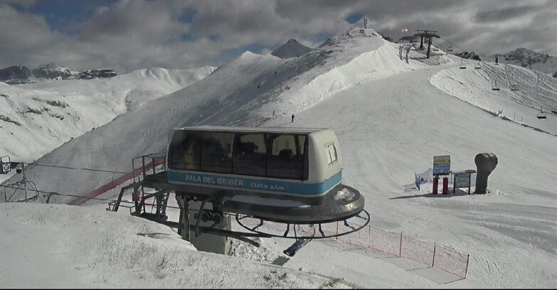Webcam Pozza di Fassa-Aloch-Buffaure  - Pala del Geiger, sullo sfondo il Pordoi