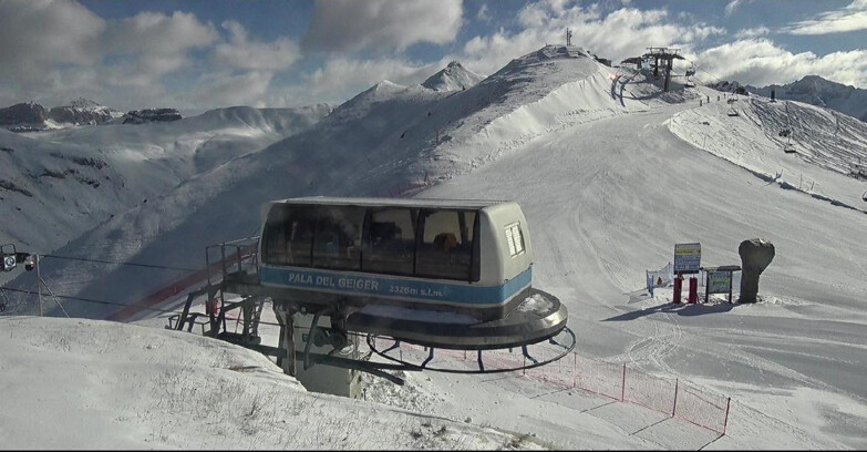 Webcam Pozza di Fassa-Aloch-Buffaure  - Pala del Geiger, sullo sfondo il Pordoi
