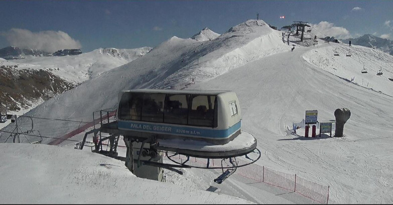 Webcam Pozza di Fassa-Aloch-Buffaure - Pala del Geiger, sullo sfondo il Pordoi