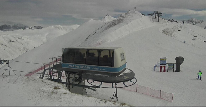 Webcam Pozza di Fassa-Aloch-Buffaure - Pala del Geiger, sullo sfondo il Pordoi